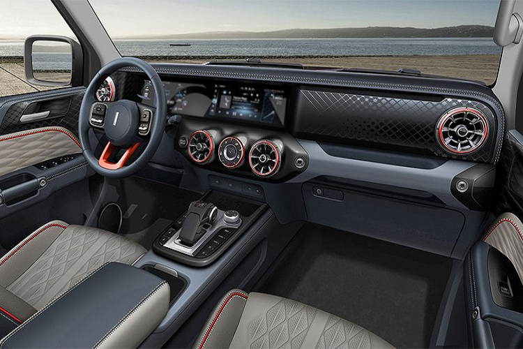 WEY Tank 300 được trang bị bảng đồng hồ kỹ thuật số nối liền với màn hình thông tin giải trí theo phong cách của xe sang Mercedes-Benz. Cả màn hình của bảng đồng hồ và màn hình thông tin giải trí đều có kích thước 12,3 inch. Nằm bên dưới màn hình trung tâm là cửa gió điều hòa hình tua-bin, có vẻ cũng "học hỏi" từ zư Mercedes-Benz. Viền cửa gió điều hòa được sơn màu giống chấu vô lăng làm điểm nhấn cho nội thất.