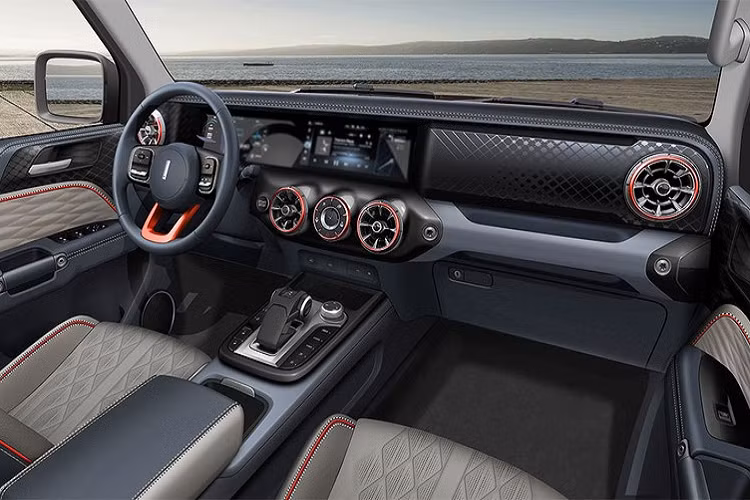 WEY Tank 300 được trang bị bảng đồng hồ kỹ thuật số nối liền với màn hình thông tin giải trí theo phong cách của xe sang Mercedes-Benz. Cả màn hình của bảng đồng hồ và màn hình thông tin giải trí đều có kích thước 12,3 inch. Nằm bên dưới màn hình trung tâm là cửa gió điều hòa hình tua-bin, có vẻ cũng "học hỏi" từ zư Mercedes-Benz. Viền cửa gió điều hòa được sơn màu giống chấu vô lăng làm điểm nhấn cho nội thất.