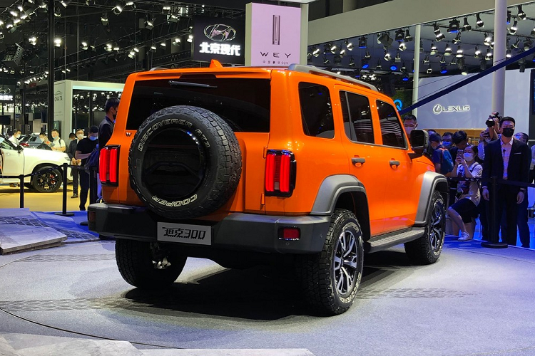 Dưới nữa là cụm điều khiển trung tâm với núm xoay hình tròn và cần số cỡ lớn. Nằm hai bên cần số là những phím chức năng khác. Đáng tiếc là hiện hãng WEY chưa công bố thông số động cơ của Tank 300. Chỉ biết rằng, mẫu SUV Trung Quốc này sẽ có 3 khóa vi sai chống trượt và 9 chế độ lái. Được thành lập vào năm 2017, Wey là thương hiệu cao cấp ôtô của Great Wall Motors. Có lịch sử tồn tại 36 năm, Great Wall Motors vốn tập trung chủ yếu vào xe bán tải và SUV. Thậm chí, Great Wall Motors còn được gọi là Jeep của Trung Quốc.