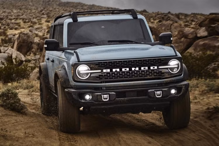 Tuy nhiên, khác với Ford Bronco, mẫu ô tô Trung Quốc này được trang bị lưới tản nhiệt với 3 nan nằm ngang, cản trước dày dặn và nhô về phía trước. Trên cản trước còn có hốc đèn sương mù được trang bị bằng mắt lưới hình tổ ong.