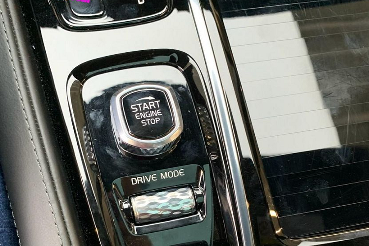 Khoang nội thất sang trọng với điểm nhấn trẻ trung tới từ màu vàng của dây đai an toàn