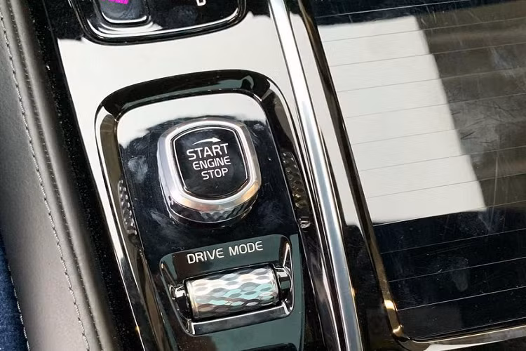 Khoang nội thất sang trọng với điểm nhấn trẻ trung tới từ màu vàng của dây đai an toàn