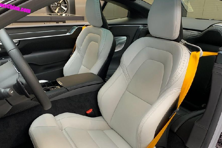 Cụm cản sau khá gân guốc cho một mẫu xe điện. Khoang nội thất quen thuộc, thừa hưởng từ hãng mẹ Volvo