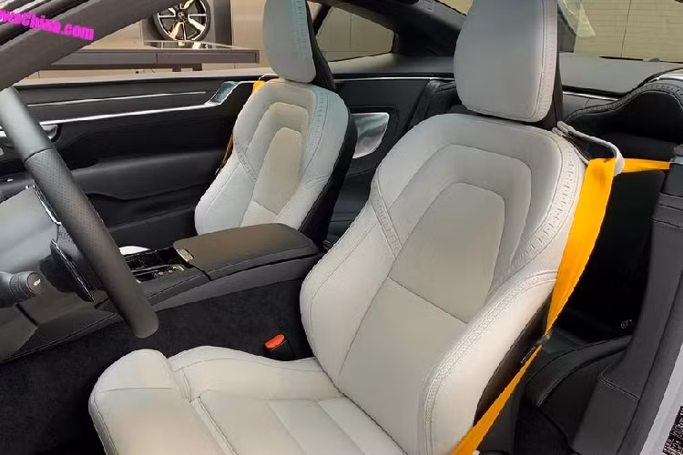 Cụm cản sau khá gân guốc cho một mẫu xe điện. Khoang nội thất quen thuộc, thừa hưởng từ hãng mẹ Volvo