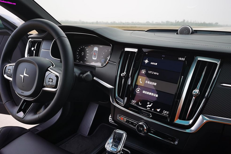 Về công suất, hãng xe Thụy Điển trước đó đã công bố mức sức mạnh ở Polestar 1 lên tới 600 mã lực và mô-men xoắn 1000 Nm. Bên cạnh đó, hệ thống động cơ điện được khẳng định có thể di chuyển độc lập với quãng đường 150 km (theo thử nghiệm NEDC) trong khi mức tiêu thụ nhiên liệu tổng hợp chỉ dừng lại ở con số 1 lít / 100 km.