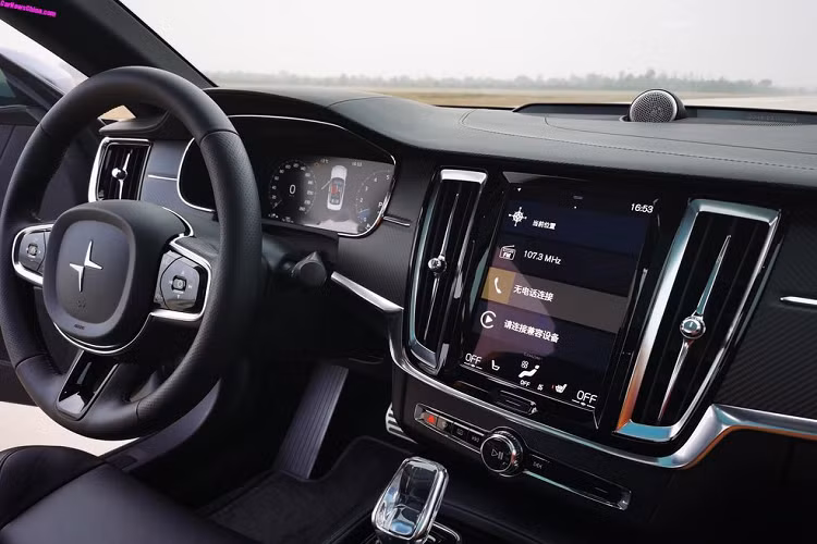 Về công suất, hãng xe Thụy Điển trước đó đã công bố mức sức mạnh ở Polestar 1 lên tới 600 mã lực và mô-men xoắn 1000 Nm. Bên cạnh đó, hệ thống động cơ điện được khẳng định có thể di chuyển độc lập với quãng đường 150 km (theo thử nghiệm NEDC) trong khi mức tiêu thụ nhiên liệu tổng hợp chỉ dừng lại ở con số 1 lít / 100 km.