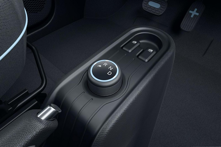 Qua hình ảnh do hãng Wuling tung ra, có thể thấy EC5 EV không có khoang hành lý đằng sau. Nếu muốn chở đồ, người dùng phải gập hàng ghế sau xuống. Nói cách khác, nếu chở theo 4 người, Wuling EC5 EV sẽ phải nói "không" với hành lý và ngược lại.