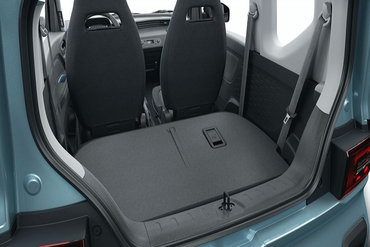 Xe điện Wuling EC5 EV sở hữu kích thước khá nhỏ nhắn với chiều dài chỉ 2.917 mm, rộng 1.493 mm, cao 1.621 mm và chiều dài cơ sở 1.940 mm. Dù dài chưa đến 3 m nhưng mẫu ô tô điện này vẫn có đủ chỗ cho 4 người ngồi bên trong.