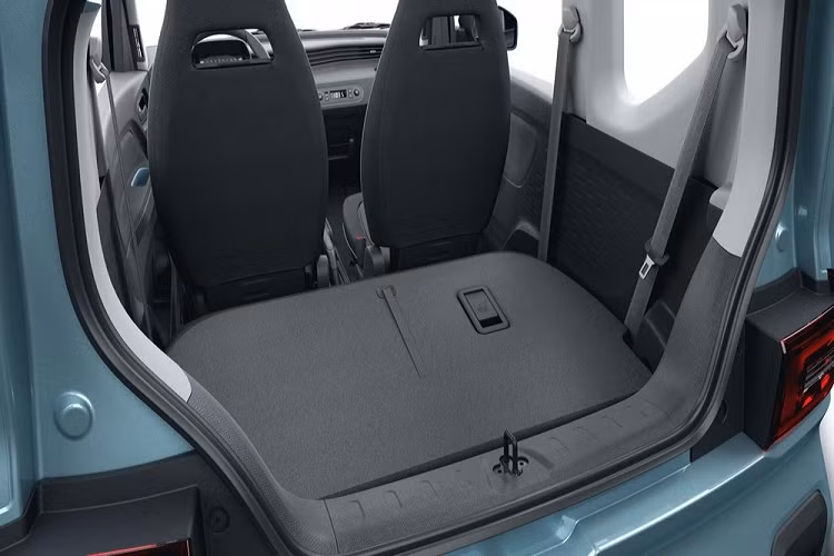 Xe điện Wuling EC5 EV sở hữu kích thước khá nhỏ nhắn với chiều dài chỉ 2.917 mm, rộng 1.493 mm, cao 1.621 mm và chiều dài cơ sở 1.940 mm. Dù dài chưa đến 3 m nhưng mẫu ô tô điện này vẫn có đủ chỗ cho 4 người ngồi bên trong.