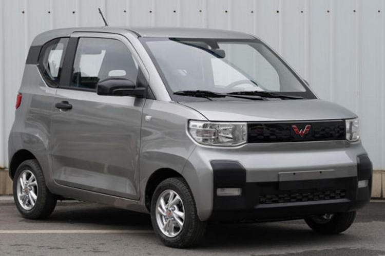 Khi hàng ghế sau gập xuống, mẫu ôtô Trung Quốc này có khoang hành lý 740 lít. Như vậy, Wuling EC5 EV có thể chở theo 2 va ly loại 26 inch hoặc xe đẩy trẻ em. Ngoài ra, bên trong xe còn có 12 hộc đựng đồ khác, tính cả ngăn đựng cốc.