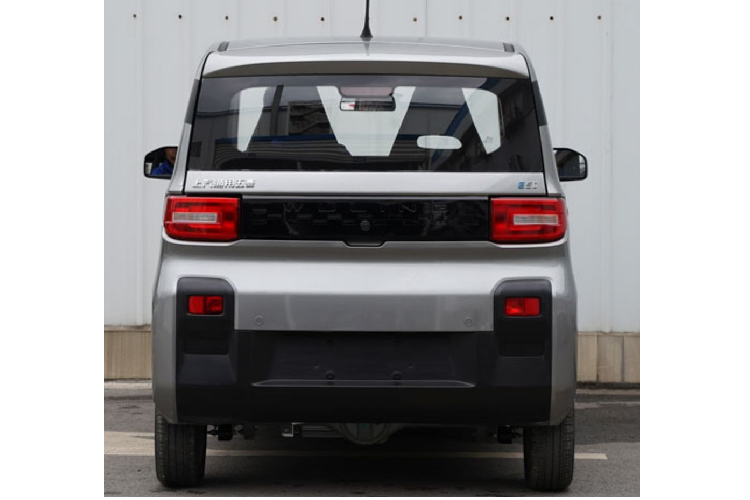 Bên ngoài, Wuling EC5 EV rõ ràng là mang thiết kế giống kei car nếu chú ý vào tỷ lệ giữa chiều cao và chiều rộng. Xe đi kèm những đường gân thẳng thớm, nhiều chi tiết vuông vắn, 2 cửa bên sườn và có cả sơn phối 2 màu. Dự kiến, giá xe Wuling EC5 EV sẽ được công bố tại thị trường Trung Quốc vào quý III năm nay.