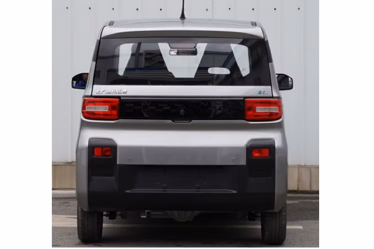 Bên ngoài, Wuling EC5 EV rõ ràng là mang thiết kế giống kei car nếu chú ý vào tỷ lệ giữa chiều cao và chiều rộng. Xe đi kèm những đường gân thẳng thớm, nhiều chi tiết vuông vắn, 2 cửa bên sườn và có cả sơn phối 2 màu. Dự kiến, giá xe Wuling EC5 EV sẽ được công bố tại thị trường Trung Quốc vào quý III năm nay.