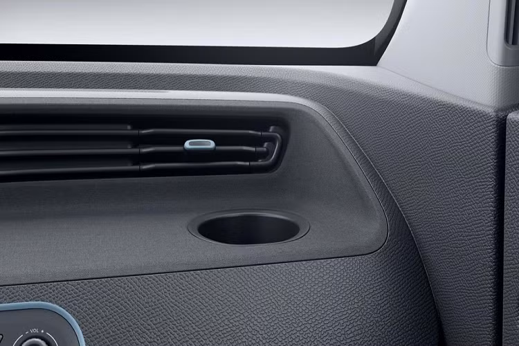 Thậm chí, thương hiệu Wuling còn dùng cụm "rộng rãi đến bất ngờ" khi miêu tả nội thất của EC5 EV. Thương hiệu con của liên doanh SAIC-GM-Wuling khẳng định EC5 EV được lấy cảm hứng thiết kế từ dòng xe kei car nổi tiếng của Nhật Bản, nhỏ bên ngoài nhưng rộng rãi bên trong.