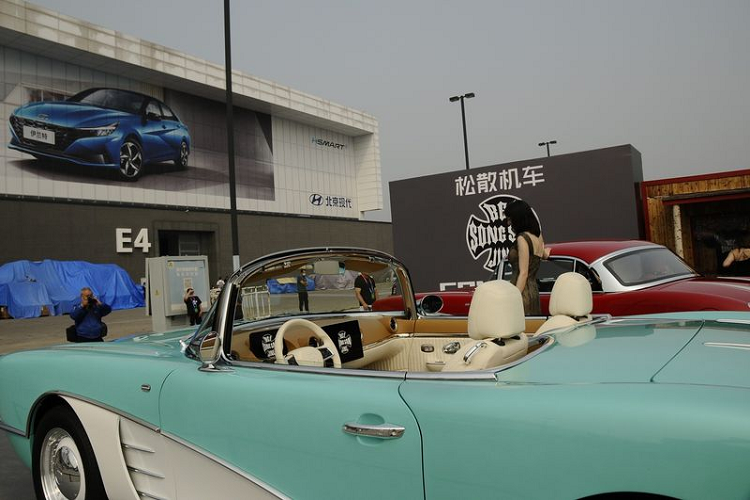 Theo thông tin trên web, Songsan SS Dolphin là một mẫu plug-in hybrid, sử dụng động cơ tăng áp 1.5L kết hợp một động cơ điện có nguồn gốc từ BYD. Cung cấp sức mạnh cho động cơ điện là gói pin 16 kWh cho khả năng vận hành điện 90 - 100 km. Xe có thể tăng tốc từ 0 - 100 km/h trong 4,9 giây.