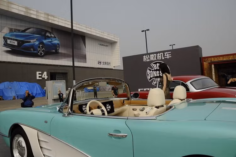 Theo thông tin trên web, Songsan SS Dolphin là một mẫu plug-in hybrid, sử dụng động cơ tăng áp 1.5L kết hợp một động cơ điện có nguồn gốc từ BYD. Cung cấp sức mạnh cho động cơ điện là gói pin 16 kWh cho khả năng vận hành điện 90 - 100 km. Xe có thể tăng tốc từ 0 - 100 km/h trong 4,9 giây.