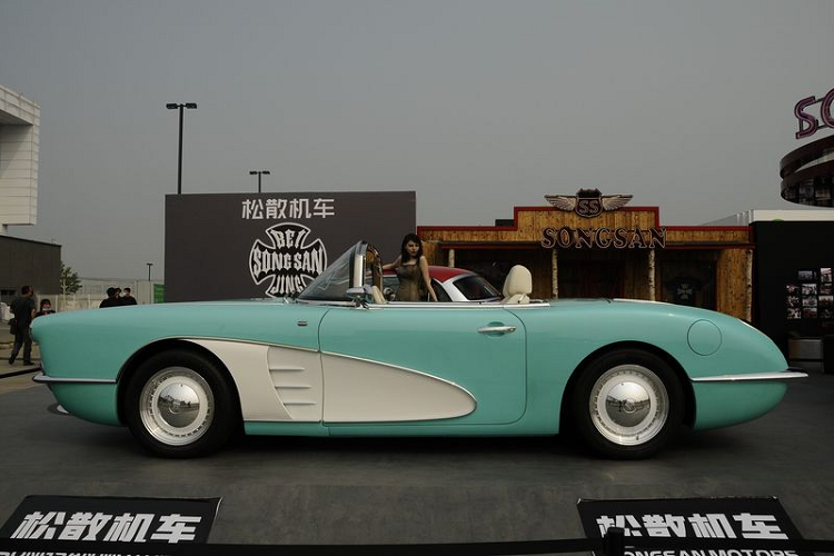 Mặc dù bị "chê trách" về phong cách ngoại thất, nhưng nội thất của SS Dolphin khá đáng khen, đó là màn kết hợp giữa phong cách cổ điển với công nghệ hiện đại. Không có nhiều hình ảnh bên trong xe được hé lộ nhưng có thể thấy xe được trang bị cụm đồng hồ kỹ thuật số và hệ thống thông tin giải trí trên màn hình nổi. Ngoài ra, xe còn có nhiều chi tiết trang trí bằng gỗ, các điểm nhấn bằng kim loại và vô lăng đáy phẳng.