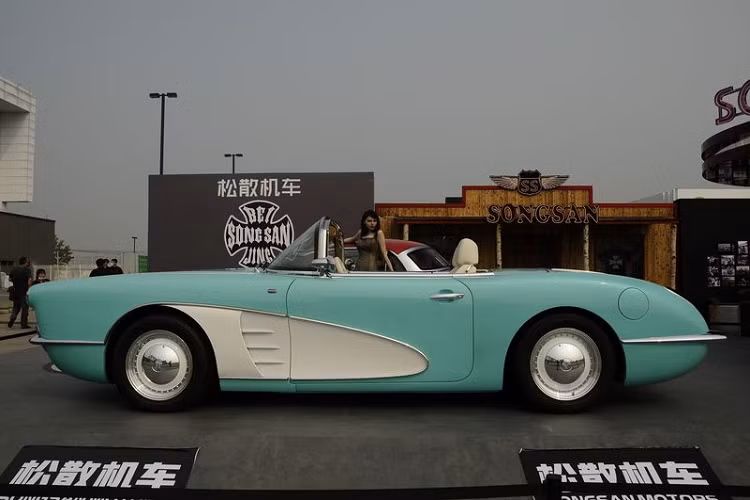 Mặc dù bị "chê trách" về phong cách ngoại thất, nhưng nội thất của SS Dolphin khá đáng khen, đó là màn kết hợp giữa phong cách cổ điển với công nghệ hiện đại. Không có nhiều hình ảnh bên trong xe được hé lộ nhưng có thể thấy xe được trang bị cụm đồng hồ kỹ thuật số và hệ thống thông tin giải trí trên màn hình nổi. Ngoài ra, xe còn có nhiều chi tiết trang trí bằng gỗ, các điểm nhấn bằng kim loại và vô lăng đáy phẳng.