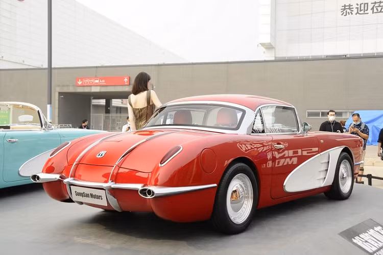 Về kích thước, Songsan SS Dolphin có chiều dài 4.800 mm, chiều rộng 1.850 mm và cao 1.390 mm, dài hơn 300 mm và cao hơn 94 mm so với bản gốc.