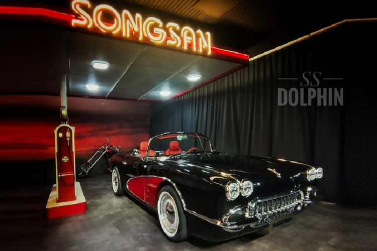 SS Dolphin có bốn đèn pha LED hình tròn và lưới tản nhiệt mạ crôm giống hệt Corvette C1 chứ không chỉ là lấy cảm hứng nữa. Mẫu xe hybrid Trung Quốc cũng có kính chắn gió trước và thân xe có khung mạ crôm khiến chúng ta lập tức nghĩ đến Corvette C1 hàng nhái.