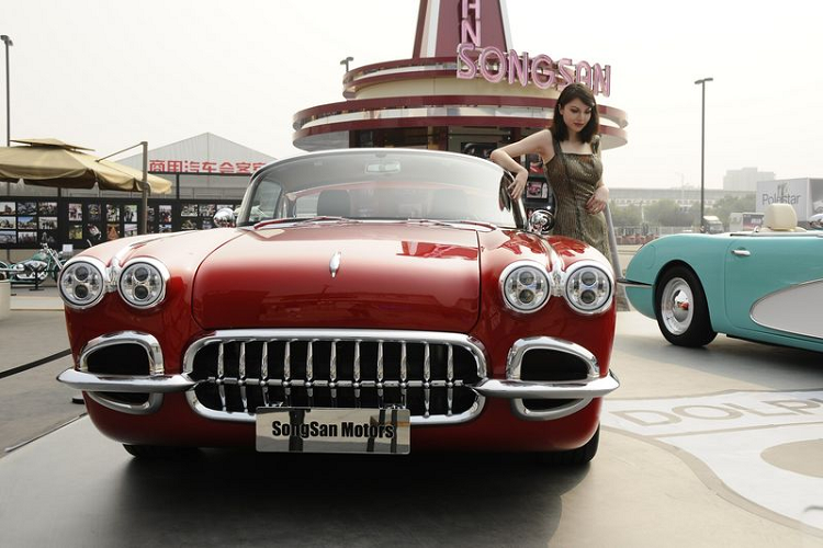 Phần đuôi xe tiếp tục "sao y bản chính" Corvette C1 một cách "trắng trợn", và điểm khác biệt duy nhất là huy hiệu SS Dolphin thay vì logo Corvette. Khoang sau được thiết kế để chứa phần mui gập khi lái xe muốn tận hưởng không khí ngoài trời.