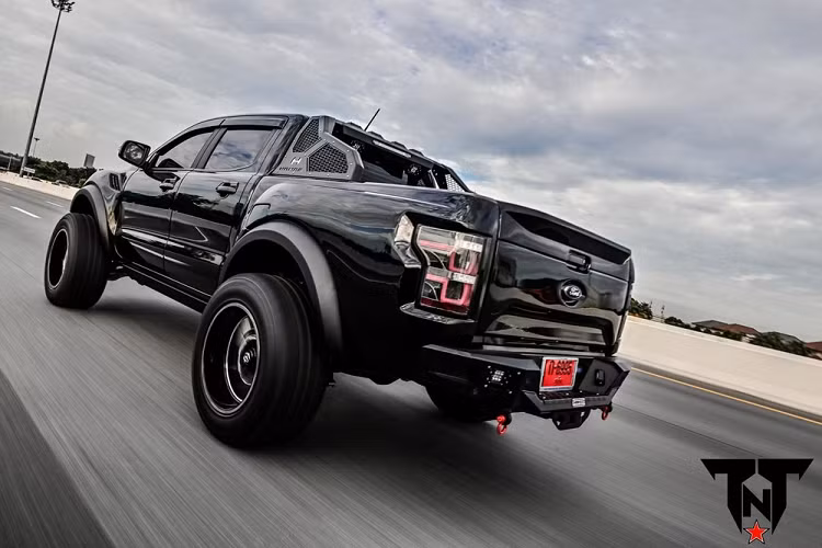 Hiện chưa rõ động cơ của những chiếc Ford Ranger Raptor này có được "động" vào hay không. Ở phiên bản tiêu chuẩn, Ford Ranger Raptor sở hữu động cơ diesel EcoBlue 4 xi-lanh, tăng áp kép, dung tích 2.0 lít, tạo ra công suất tối đa 213 mã lực và mô-men xoắn cực đại 500 Nm. Sức mạnh động cơ được truyền tới bánh thông qua hộp số tự động 10 cấp Getrag 10R80 mới, đi kèm lẫy chuyển số thể thao trên vô lăng tiêu chuẩn.