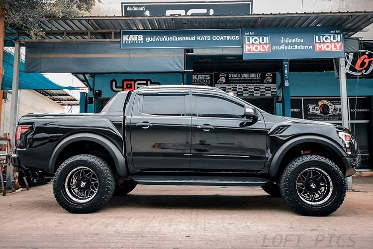 Qua những hình ảnh và đoạn video do TTN Hypersport đăng lên mạng, có thể thấy những chiếc Ford F-150 Raptor ra đời từ Ranger Raptor trông khá giống "hàng xịn". Tất nhiên, về kích thước thì những chiếc xe do TTN Hypersport độ lại không thể bằng được Ford F-150 Raptor "hàng xịn".