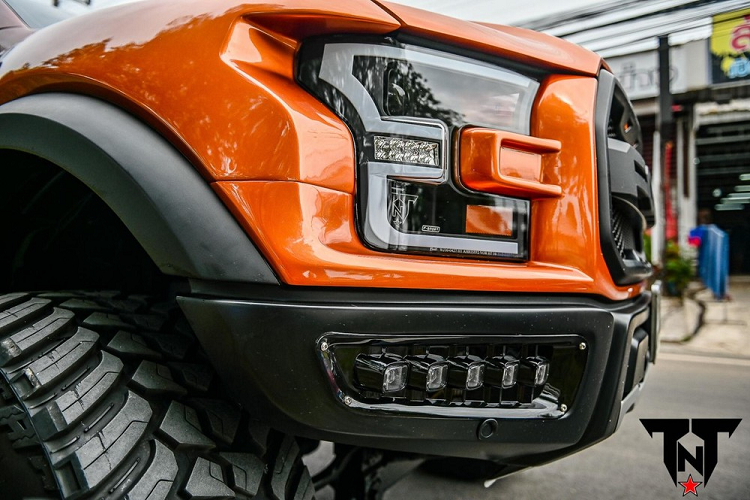 Những chiếc Ford Ranger Raptor độ này trông khá giống F-150 Raptor "xịn". Trên đầu xe, những chiếc Ford Ranger Raptor được xưởng độ TTN Hypersport trang bị cụm đèn pha, cản trước và lưới tản nhiệt cỡ lớn giống hệt F-150 Raptor. Ngoài ra, xưởng độ TTN Hypersport còn tạo ra cả hốc bánh trước/sau mới để mở rộng thân vỏ của những chiếc Ford Ranger Raptor sao cho giống với F-150 Raptor.