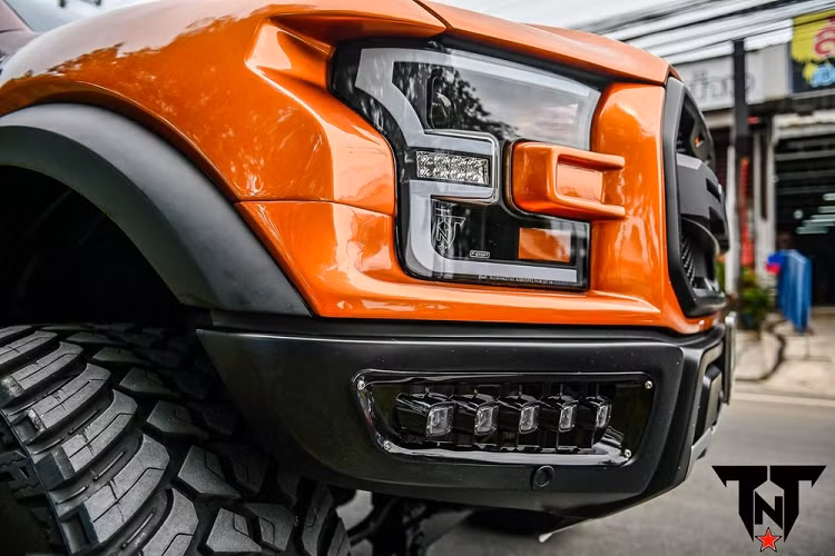 Những chiếc Ford Ranger Raptor độ này trông khá giống F-150 Raptor "xịn". Trên đầu xe, những chiếc Ford Ranger Raptor được xưởng độ TTN Hypersport trang bị cụm đèn pha, cản trước và lưới tản nhiệt cỡ lớn giống hệt F-150 Raptor. Ngoài ra, xưởng độ TTN Hypersport còn tạo ra cả hốc bánh trước/sau mới để mở rộng thân vỏ của những chiếc Ford Ranger Raptor sao cho giống với F-150 Raptor.