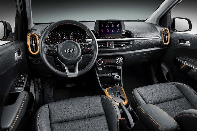 Ở phía sau, Kia Morning Urban 2021 mới được trang bị đèn hậu được đồ họa lại với công nghệ LED 3D. Thay đổi dễ nhận thấy nhất là hệ thống đèn phản xạ được tái thiết kế hình chữ L. Ở bên dưới, phiên bản facelift được trang bị chụp ống xả bằng chrome đi liền với bộ khuếch tán. Kia Morning 2021 cung cấp thêm tùy chọn màu vàng Honey Bee, mâm xe 16 inch mới, viền mạ chrome cửa sổ và viền đen cuối cửa sổ.