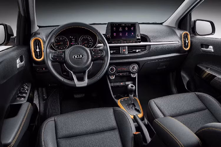 Ở phía sau, Kia Morning Urban 2021 mới được trang bị đèn hậu được đồ họa lại với công nghệ LED 3D. Thay đổi dễ nhận thấy nhất là hệ thống đèn phản xạ được tái thiết kế hình chữ L. Ở bên dưới, phiên bản facelift được trang bị chụp ống xả bằng chrome đi liền với bộ khuếch tán. Kia Morning 2021 cung cấp thêm tùy chọn màu vàng Honey Bee, mâm xe 16 inch mới, viền mạ chrome cửa sổ và viền đen cuối cửa sổ.