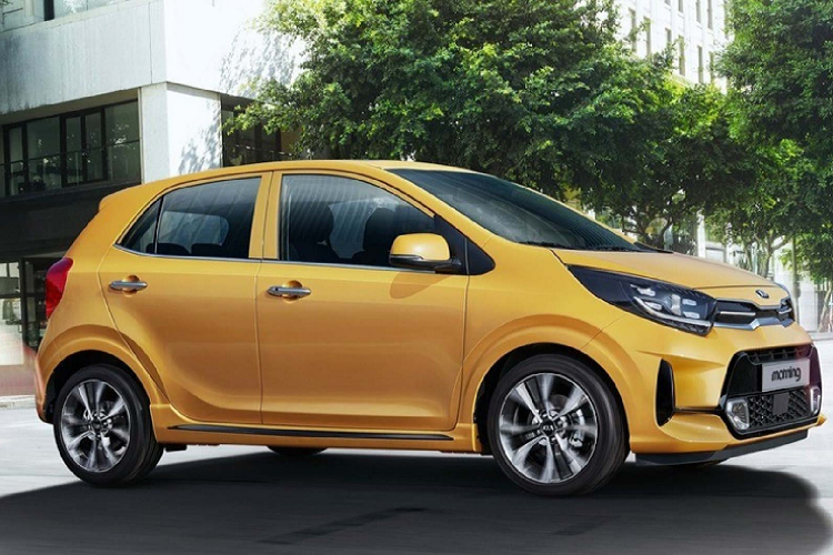 Mẫu xe cỡ nhỏ Kia Morning Urban vẫn giữ lại lưới tản nhiệt 'mũi hổ' đặc trưng nhưng được thiết kế góc cạnh và tinh xảo hơn, nhấn nhá với dải chrome ở giữa nối liền cụm đèn pha kiểu mới tích hợp dãy LED ban ngày. Đèn sương mù nổi bật với viền chrome được đặt bên dưới lưới tản nhiệt. Cản trước và sau cũng được tái thiết kế thể thao hơn .