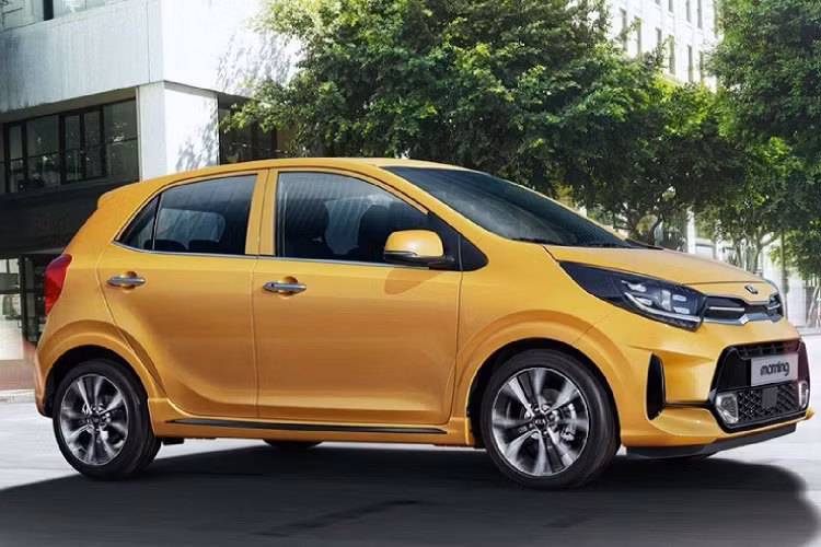 Mẫu xe cỡ nhỏ Kia Morning Urban vẫn giữ lại lưới tản nhiệt 'mũi hổ' đặc trưng nhưng được thiết kế góc cạnh và tinh xảo hơn, nhấn nhá với dải chrome ở giữa nối liền cụm đèn pha kiểu mới tích hợp dãy LED ban ngày. Đèn sương mù nổi bật với viền chrome được đặt bên dưới lưới tản nhiệt. Cản trước và sau cũng được tái thiết kế thể thao hơn .