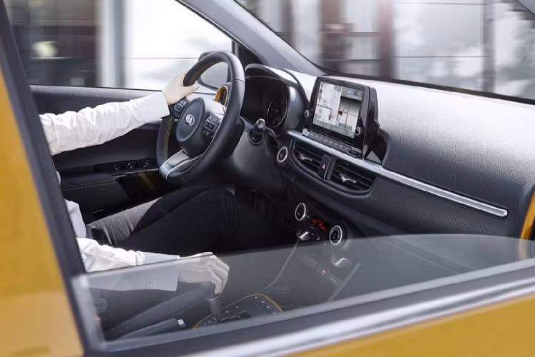 Về nội thất, Kia Morning 2021 được trang bị màn hình thông tin giải trí UVO kích thước 8 inch tích hợp tính năng điều hướng và màn hình hiển thị MID 4.2 inch bên trong bảng đồng hồ. Ngoài ra, phiên bản nâng cấp 2021 được trang bị công nghệ Bluetooth Multi Connection (cho phép hai thiết bị Bluetooth được kết nối cùng lúc), nhận diện giọng nói và một số tính năng khác.