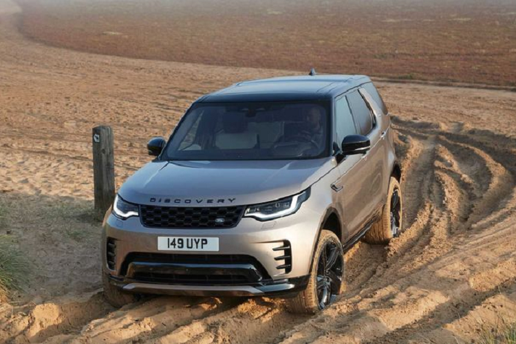 Land Rover Discovery 2021 mới đã loại bỏ hoàn toàn các động cơ cũ và thay bằng hai động cơ xăng mới là động cơ tăng áp 2.0L 4 xi-lanh, sản sinh công suất 296 mã lực và máy tăng áp I6 3.0L 355 mã lực.
