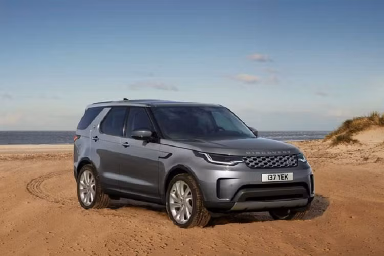 Xe sẽ có mặt tại các đại lý từ cuối năm nay, giá xe Land Rover Discovery 2021 bắt đầu từ 53.900 USD (khoảng 1,24 tỷ đồng) với Discovery 2.0L S cơ sở, trong khi bản S R-Dynamic có giá 61.900 USD (khonagr 1,43 tỷ đồng) và 3.0L HSE hàng đầu có giá từ 68.900 USD (khoảng 1,59 tỷ đồng).