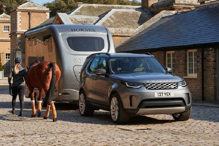 Land Rover Discovery 2021 gây bất ngờ khi được trang bị hệ thống thông tin giải trí Pivi Pro với màn hình cảm ứng 11,4 inch, lớn hơn 48% so với đời cũ. Đi kèm còn có cụm đồng hồ kỹ thuật số 12,3 inch được chếch lên trên để giảm thiểu sự mất tập trung của lái xe.