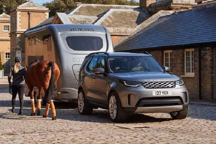 Land Rover Discovery 2021 gây bất ngờ khi được trang bị hệ thống thông tin giải trí Pivi Pro với màn hình cảm ứng 11,4 inch, lớn hơn 48% so với đời cũ. Đi kèm còn có cụm đồng hồ kỹ thuật số 12,3 inch được chếch lên trên để giảm thiểu sự mất tập trung của lái xe.