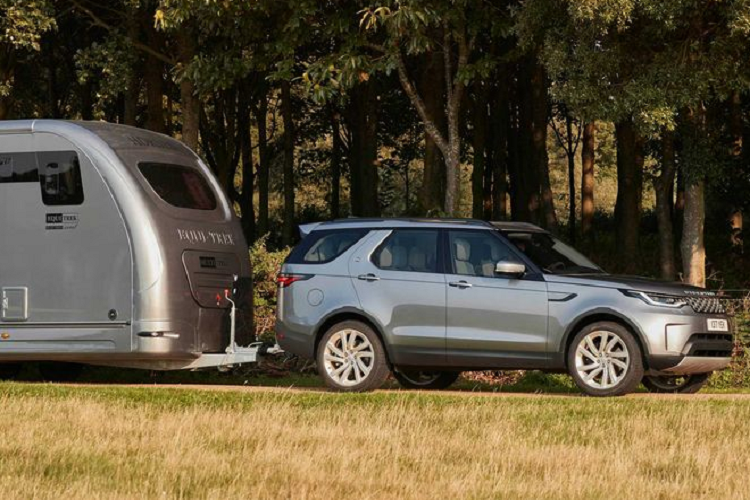 Trong đó, bản 3.0L được hỗ trợ bởi hệ thống hybrid 48V, và dành cho các mẫu HSE theo tiêu chuẩn (tùy chọn đối với S R-Dynamic). Loại 2.0L cơ sở ở trên được dùng cho Discovery S và S R-Dynamic. Discovery 2021 có khả năng kéo lên tới 3.720 kg, tăng 220 kg so với mẫu xe tiền nhiệm.