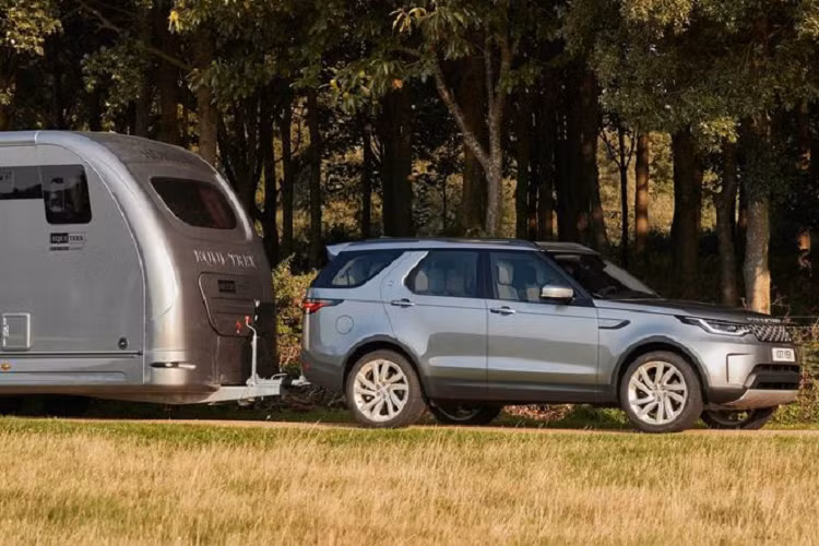 Trong đó, bản 3.0L được hỗ trợ bởi hệ thống hybrid 48V, và dành cho các mẫu HSE theo tiêu chuẩn (tùy chọn đối với S R-Dynamic). Loại 2.0L cơ sở ở trên được dùng cho Discovery S và S R-Dynamic. Discovery 2021 có khả năng kéo lên tới 3.720 kg, tăng 220 kg so với mẫu xe tiền nhiệm.