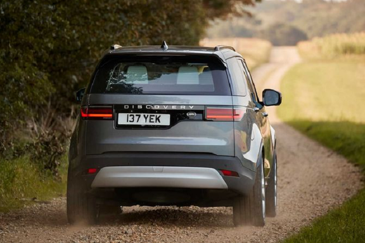 Bước sang model 2021, Discovery sẽ có thêm biến thể R-Dynamic với diện mạo thể thao hơn, xe có các điểm nhấn ngoại thất màu đen bóng, la-zăng màu đen độc đáo và ghế bọc da hai tông.