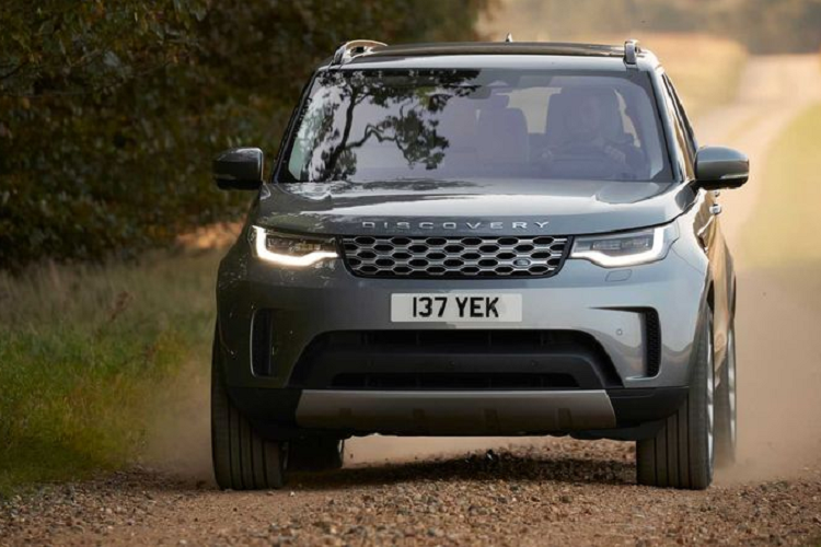Không có nhiều đổi mới ở ngoại thất Land Rover Discovery facelift ngoại trừ lưới tản nhiệt tái thiết kế, đèn pha LED mới, đèn hậu LED tinh chỉnh, ốp cửa hậu màu đen thể thao giúp sự vuông vức của xe được giảm bớt. Trong khi đó, các khe gió trên cản trước được bổ sung những đường gân mới giúp tăng thêm sự hung hãn của xe.
