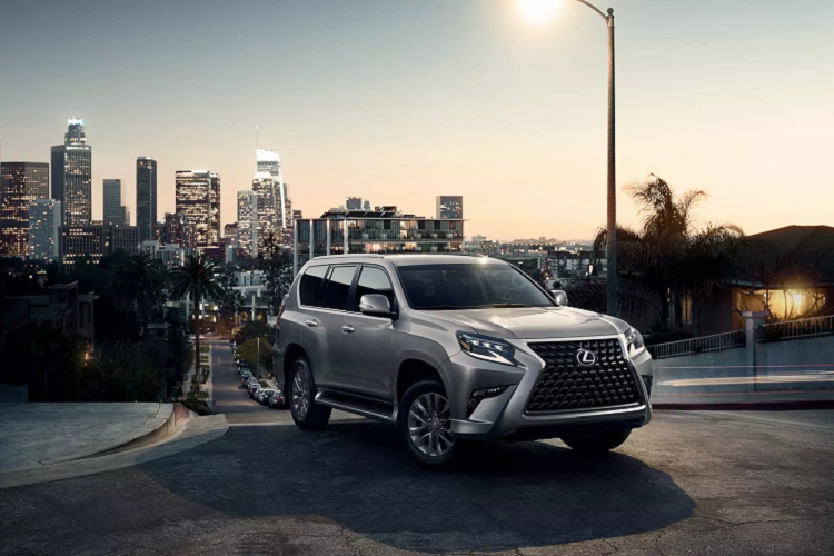 Theo đó giá xe Lexus GX 2021 mới khởi điểm từ 53.100 USD (khoảng 1,230 tỷ đồng). Phiên bản GX460 Premium có giá 55.890 USD (khoảng 1,295 tỷ đồng) và phiên bản GX 460 Luxury báo giá từ 64.365 USD (khoảng 1,491 tỷ đồng).