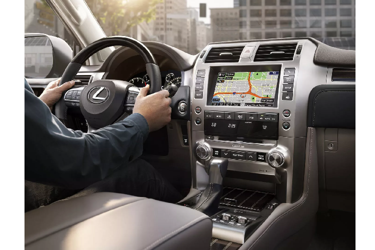 Như đã nói, Lexus GX 460 2021 mới vẫn giữ nguyên thiết kế cũ như phiên bản tiền nhiệm. Xe có kích thước lần lượt là 4.880x1.885x1.885 mm, chiều dài cơ sở 2.790 mm. Lexus GX 2021 sử dụng mâm kích thước 18 inch.