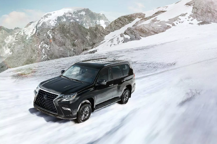 Hệ thống An toàn Safety + là trang bị tiêu chuẩn trên toàn bộ dòng xe Lexus, bao gồm Hệ thống cảnh báo tiền va chạm đồng thời phát hiện người đi bộ, Cảnh báo chệch làn đường, kiểm soát hành trình radar tốc độ cao và đèn pha thông minh.