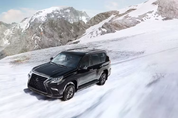 Hệ thống An toàn Safety + là trang bị tiêu chuẩn trên toàn bộ dòng xe Lexus, bao gồm Hệ thống cảnh báo tiền va chạm đồng thời phát hiện người đi bộ, Cảnh báo chệch làn đường, kiểm soát hành trình radar tốc độ cao và đèn pha thông minh.