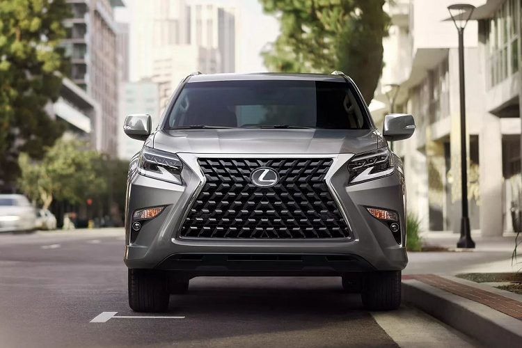 Bước sang phiên bản năm 2021, Lexus GX 460 thế hệ mới vẫn giữ nguyên thiết kế sang trọng ở bên ngoài và hệ truyền động mạnh mẽ của một chiếc SUV off-road. Thêm vào đó Lexus đã bổ sung thêm một số tính năng và trang bị mới trên xe.