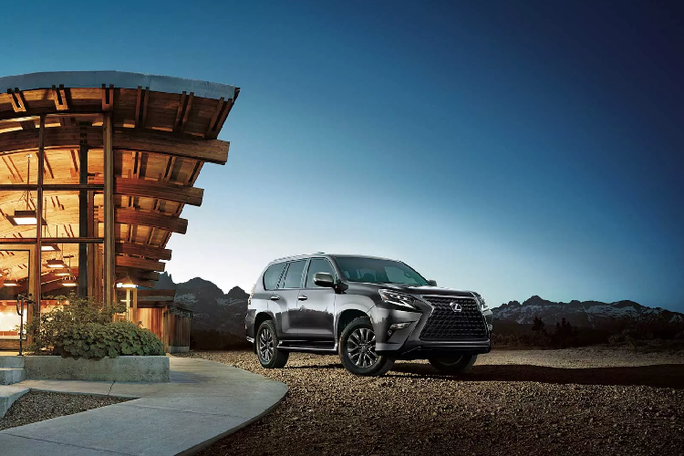 Ở cả 3 phiên bản Tiêu chuẩn, Premium và Luxury, Lexus GX 460 2021 vẫn trang bị động cơ V8 4.6L, cho công suất 301 mã lực và momen xoắn cực đại 446 Nm. Sức kéo duy trì ở mức 2,948kg. Xe sử dụng hệ dẫn động 4 bánh toàn thời gian kết hợp hộp số tự động 6 cấp và khóa vi sai trung tâm giới hạn trượt.