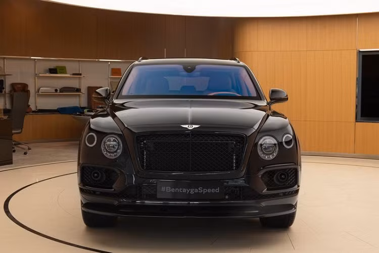 Đó tất nhiên chưa phải điều đặc biệt nhất của Bentley Bentayga Speed mới. Chắc chắn, có rất nhiều chiếc SUV hiệu suất trên thế giới sử dụng M-power, RS-power, SRT-power...nhưng không ai trong số đó có được tốc độ tối đa 305 km/h như Bentayga Speed, nhiều hơn 0,8 km/h so với Urus.