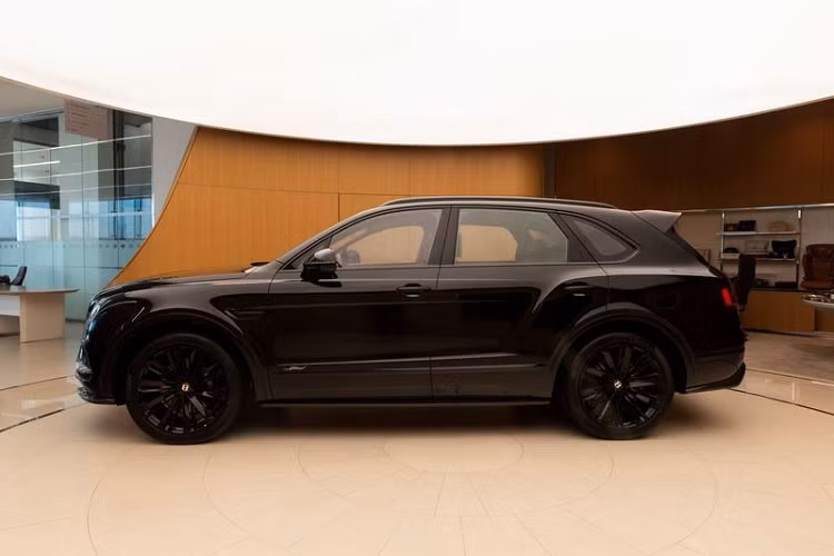 Nói kĩ hơn một chút về nội thất, gói Centenary Specification đem đến cho cabin những đôi cánh Centenary Gold Bentley và logo B xuất hiện trên cả vô lăng và cần số cũng như chìa khóa. Giá xe Bentley Bentayga Speed được cá nhân hoá trong bài viết này hiện chưa được công bố cụ thể.