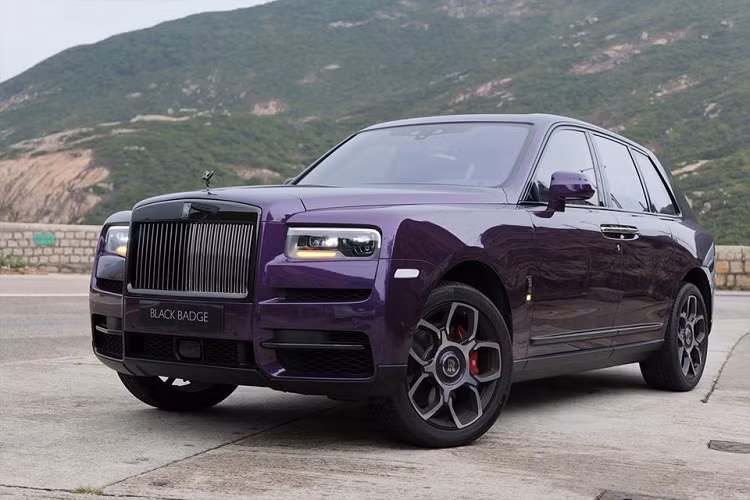 Chiếc SUV siêu sang Rolls-Royce Cullinan phiên bản Black Badge của một đại gia ở Hồng Kông đặt mua có ngoại thất sơn màu tím rất nữ tính. Không rõ đây có phải là món quà mà người chồng hay đại gia nào đó mua tặng cho nửa kia của mình hay là đồ chơi mới của một chị em nào đó tự mua.